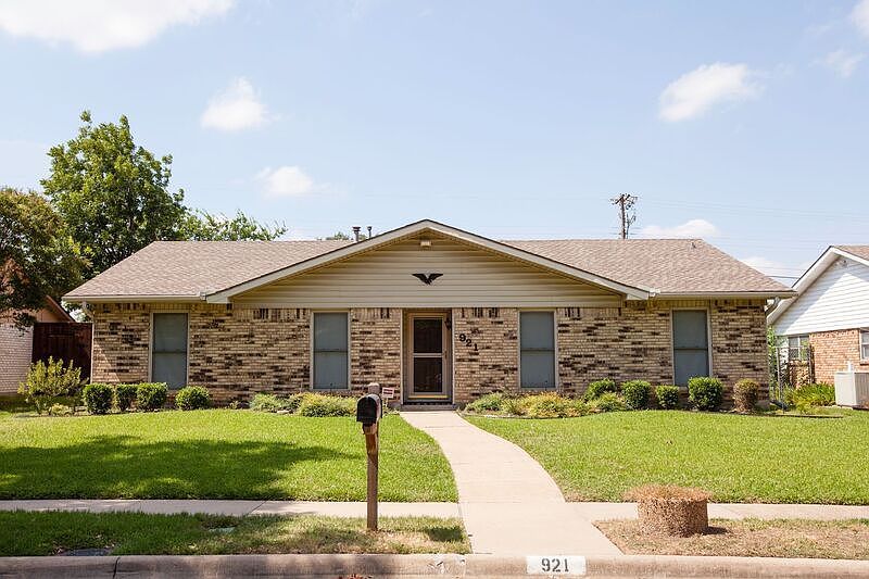 1st image of 921 Mossvine Dr