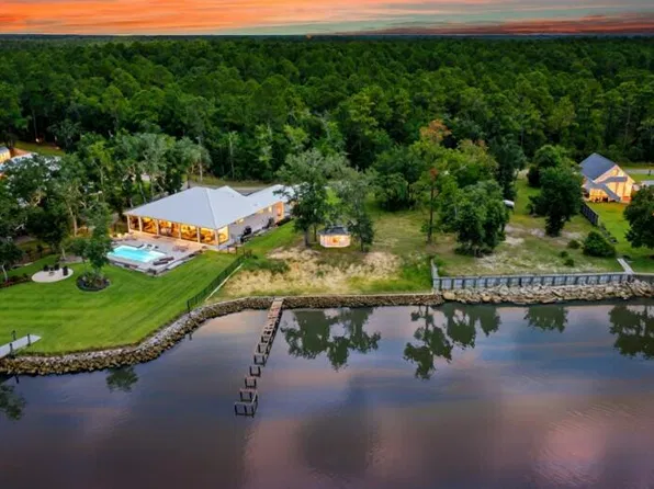 2 Red Barn Rd, Freeport, FL 32439