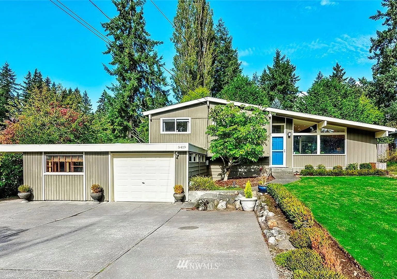3-Bedroom Lynnwood Home Near Light Rail with Central A/C & Backyard Oasis — Photo 1