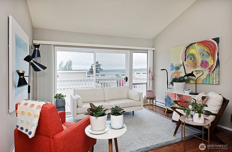 4th image of 903 NE Lindsay Street