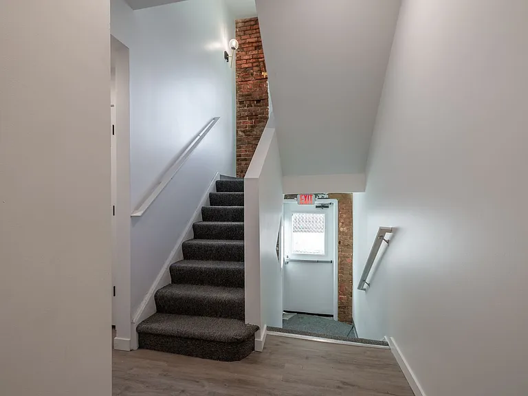 240 Mack Ave — Photo 32