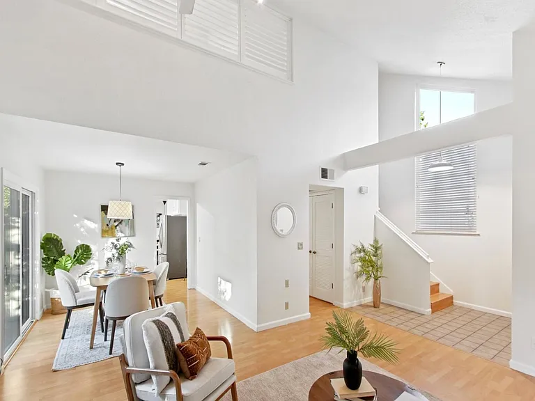 325 E 8th St #5 — Photo 8