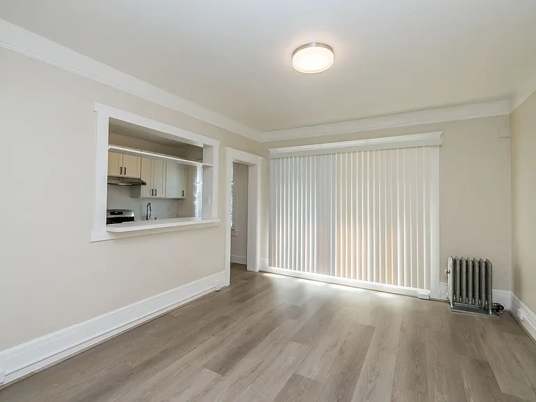 240 Grand — Photo 6