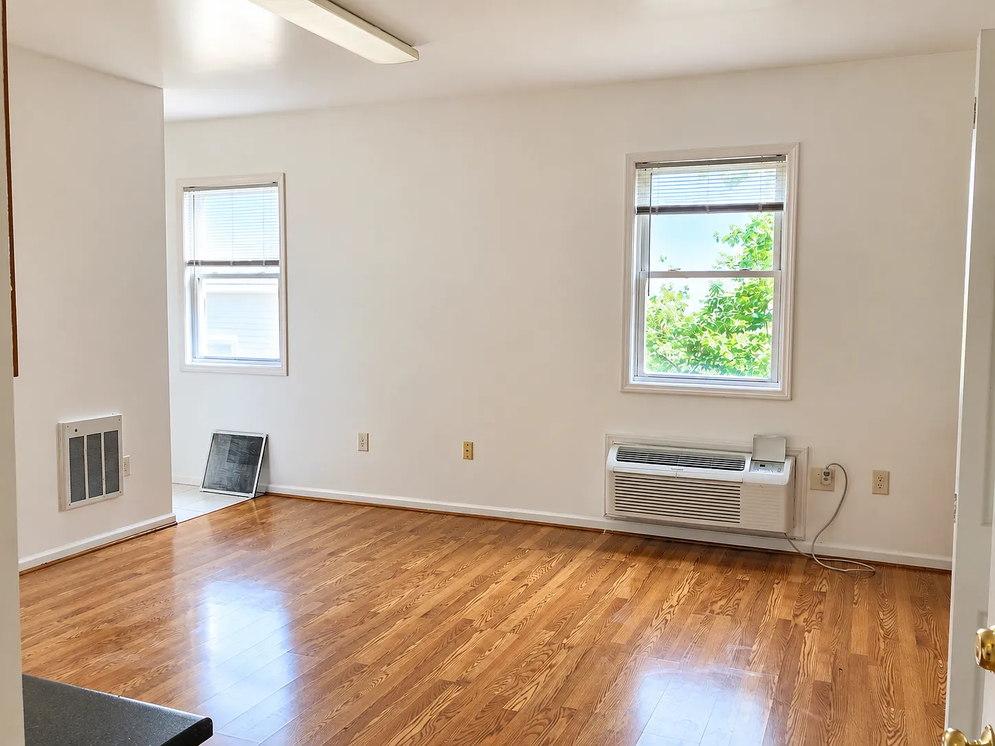 Studio, $930 — Photo 3
