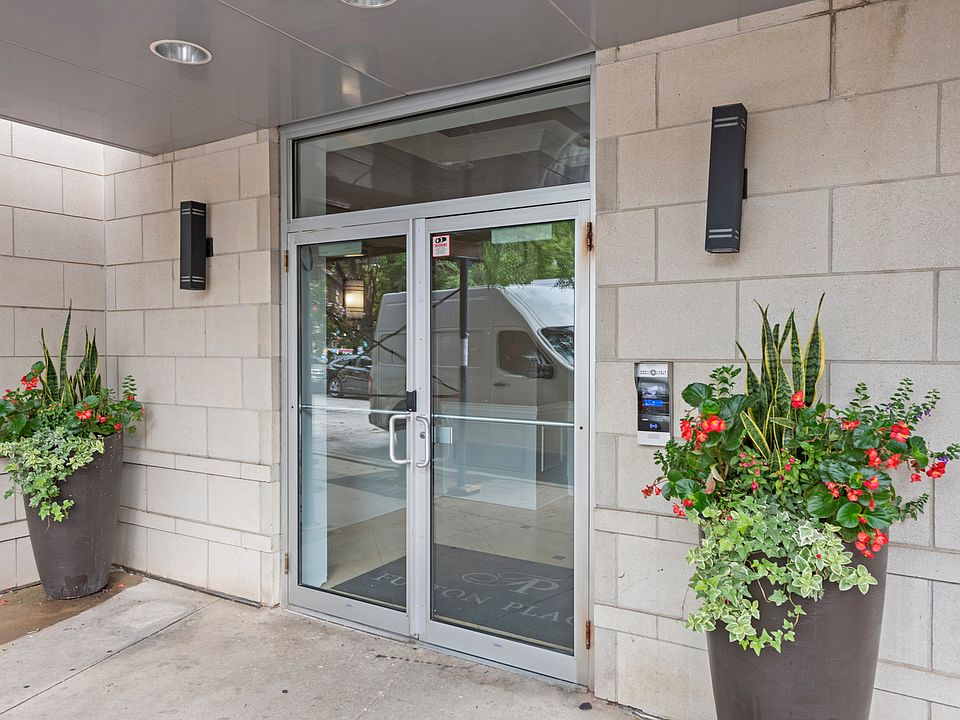 2nd image of 657 W Fulton St Unit 604