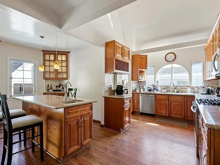10530 Kinnard Ave — Photo 5