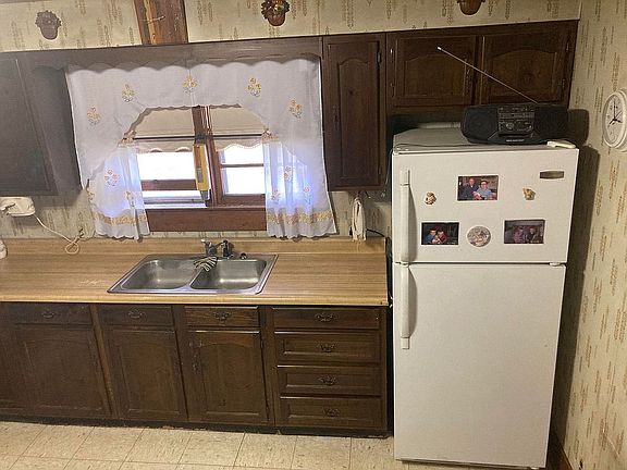 Kitchen view 1 (13' x 13.5')