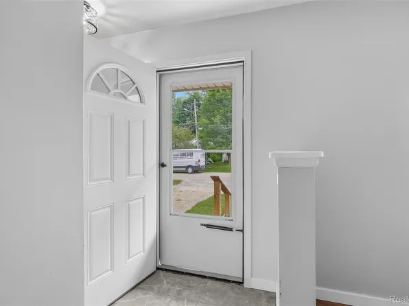 1405 E Williamson St, Burton, MI 48529