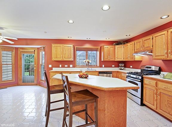 4th image of 987 Woodside Dr