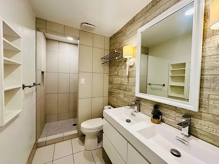 1 and 2 Bedrooms Great Location with Community Pool and Onsite Laundry! 1/2 of Mile from U of A — Photo 44