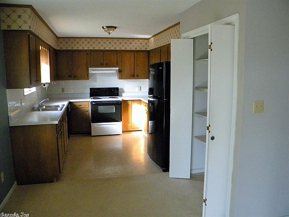 5th image of 305 Parliament Dr