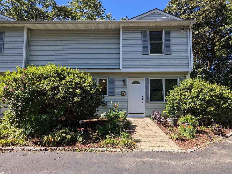 Front of house, parking to the side