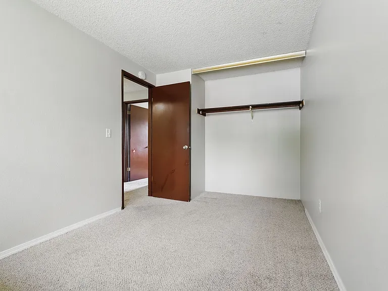 Comfort & Convenience in the Heart of Lents! — Photo 10