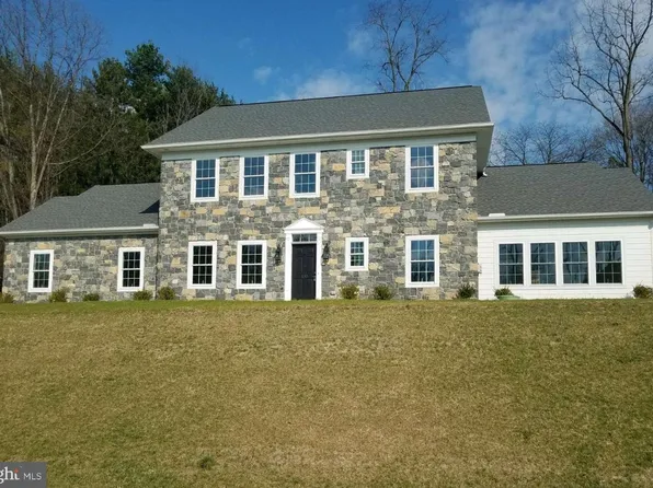 130 Woodbriar Dr, Chambersburg, PA 17202