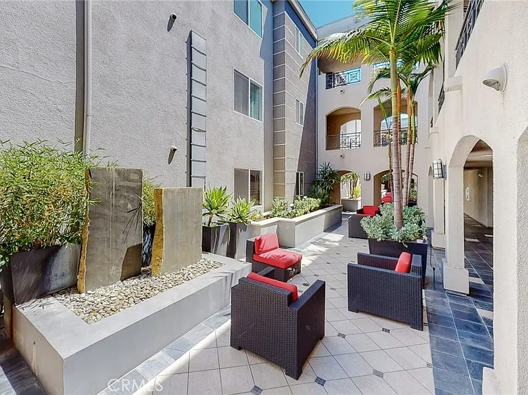 4424 Whitsett Ave #206 — Photo 4