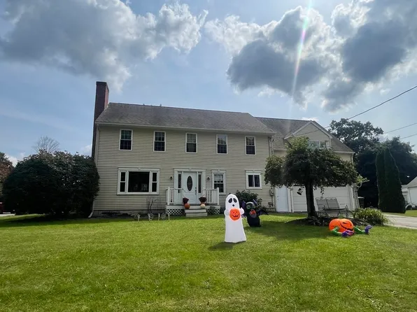 4 Williams Rd, Sturbridge, MA 01566