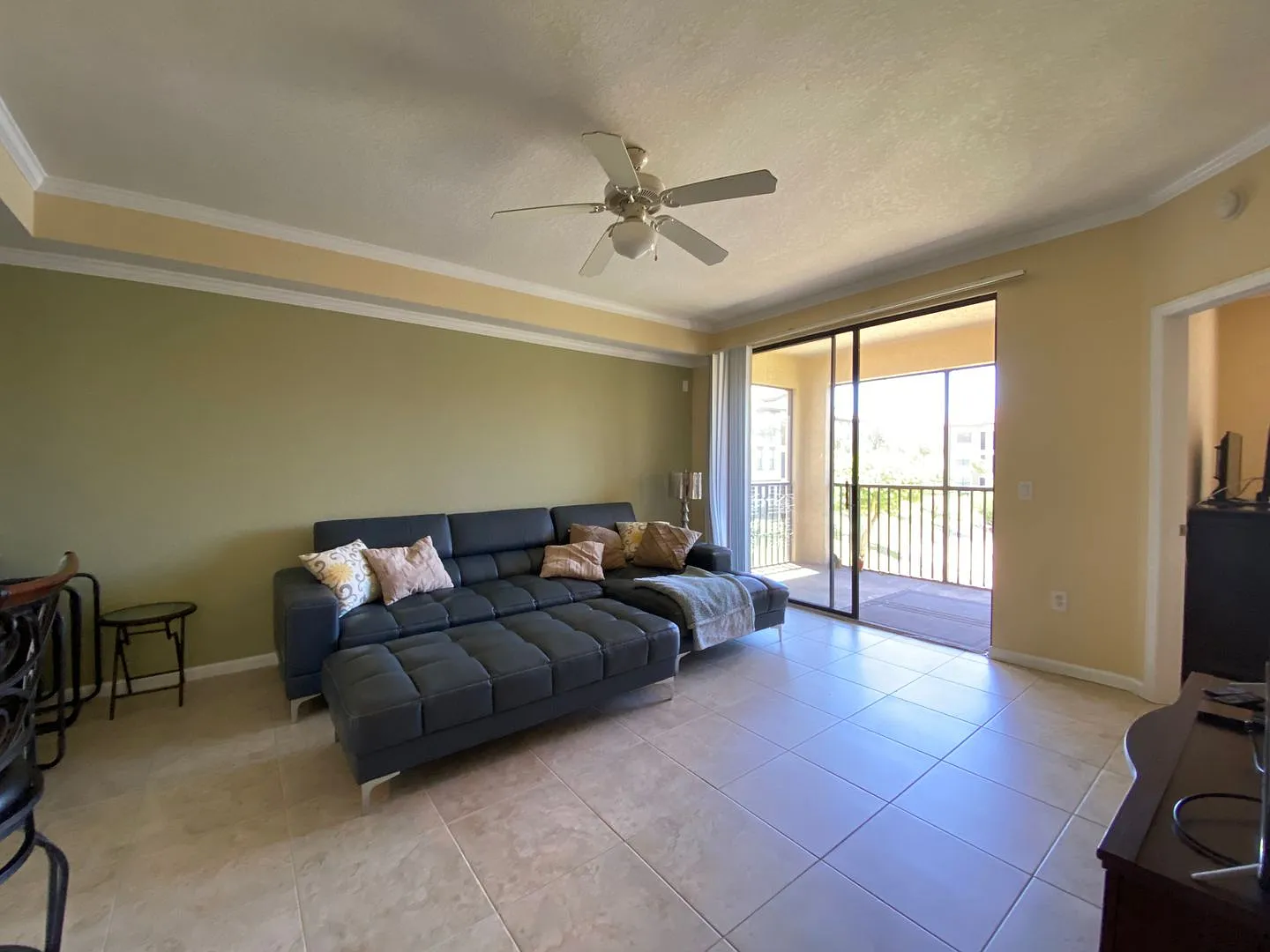 Annual Rental - Furnished 1 Bed / 1 Bath With Lake View At Positano — Photo 2