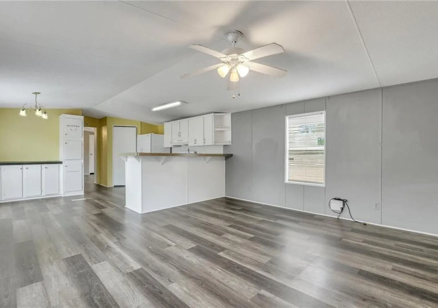 Bright & Welcoming 3BR Home with Open Layout in Ellabell — Photo 3