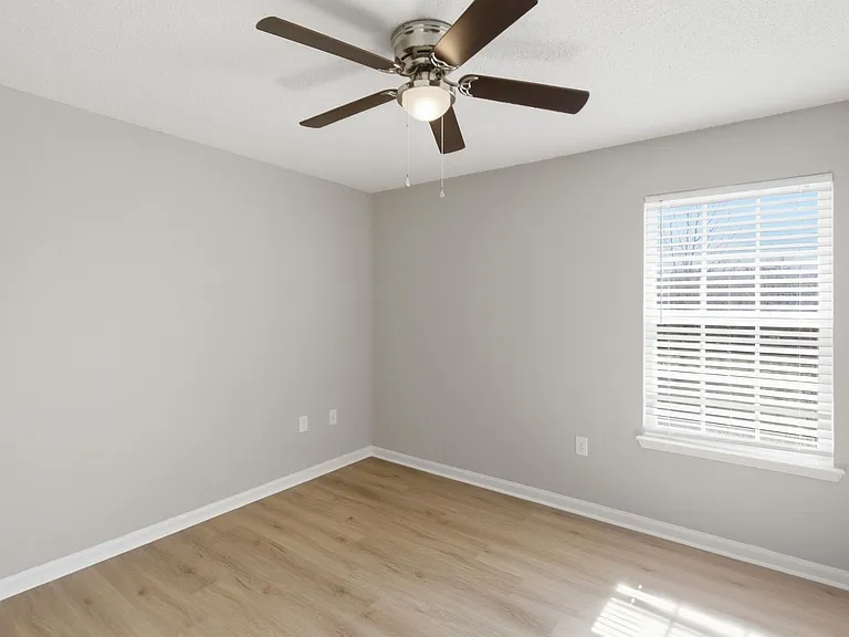 Englewood Apartments — Photo 20