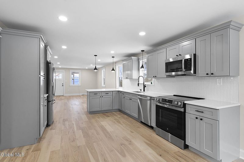 4th image of 14 Park Way