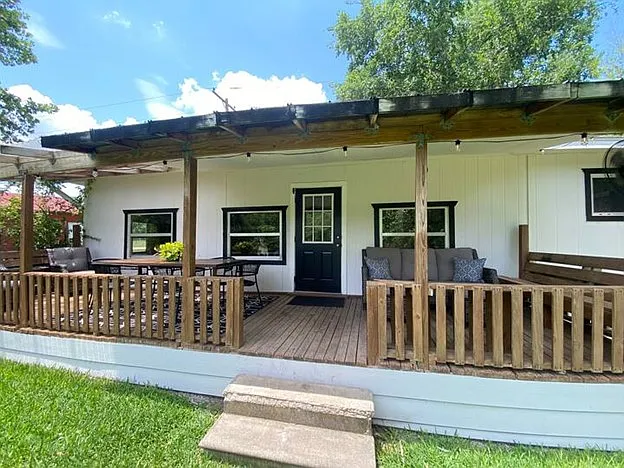 1700 Darst Creek Ln — Photo 23