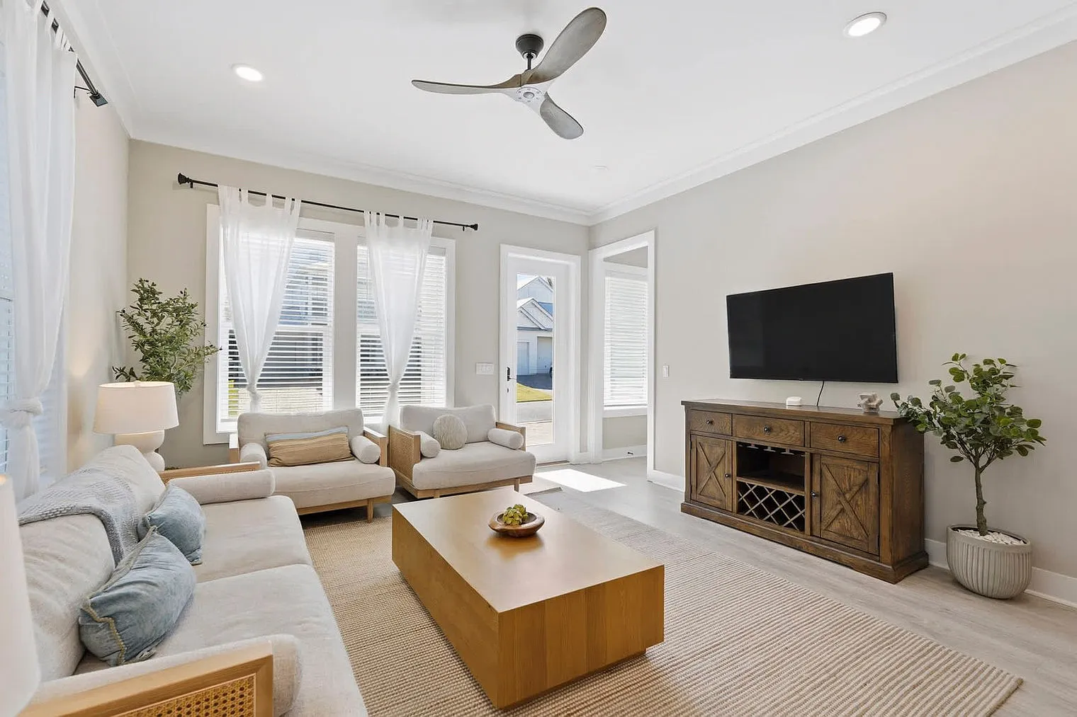 5 bed, 3.0 bath, 3013 sqft, $3,993 — Photo 3