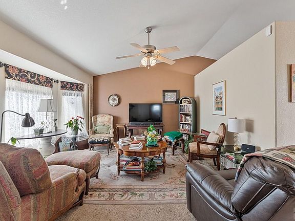 5th image of 429 W Strawberry Dr