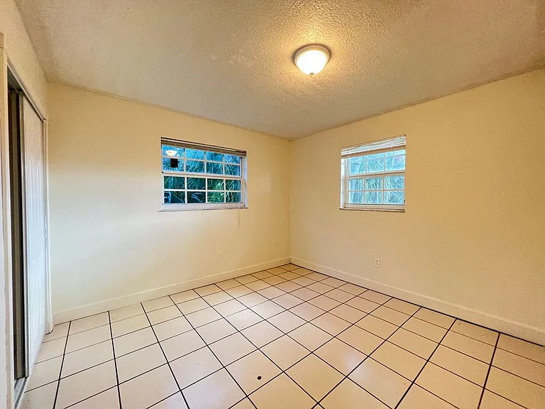 2448 SW 42nd Ter — Photo 5