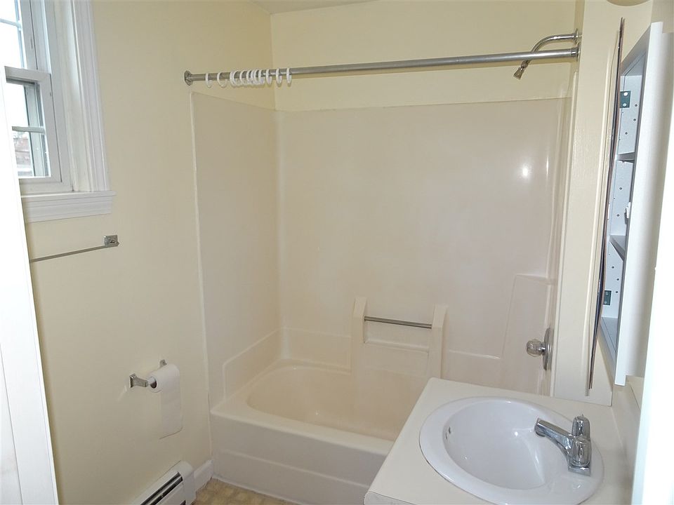 2nd image of 188 Main St APT 1