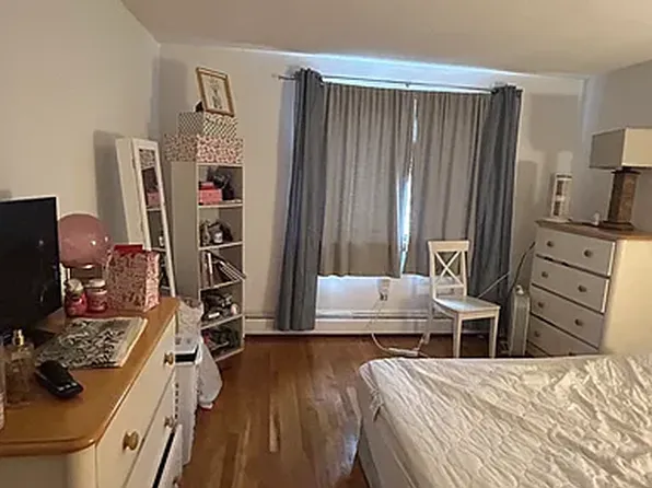 10 Hallmark Gdns, Burlington, MA 01803