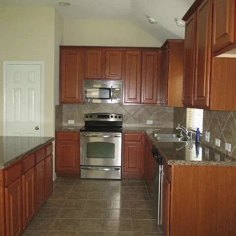 Cozy 3 bedroom home with walk-in closets! — Photo 3