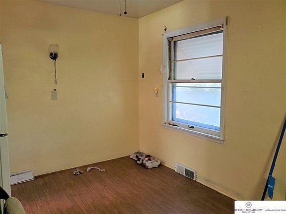 4th image of 1125 N Broadway St