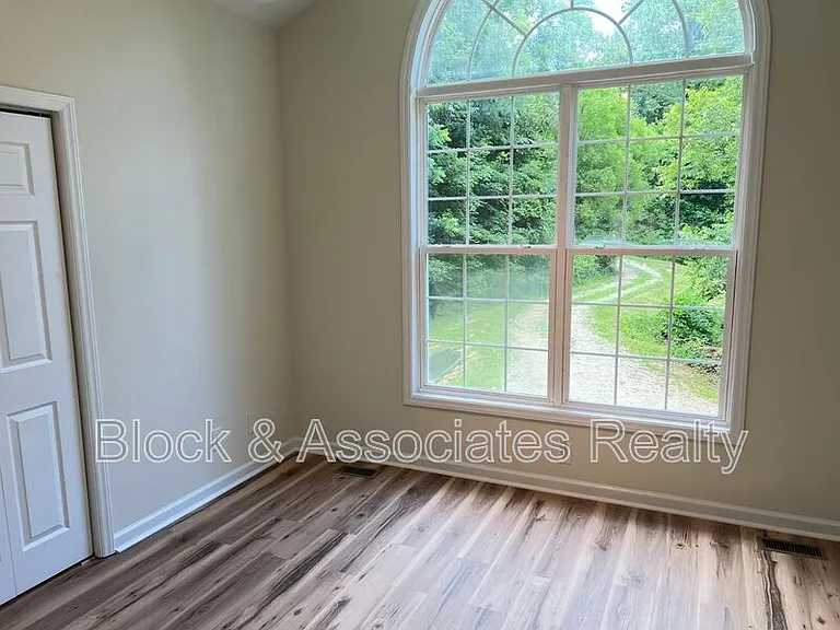 302 Edward Ct — Photo 12