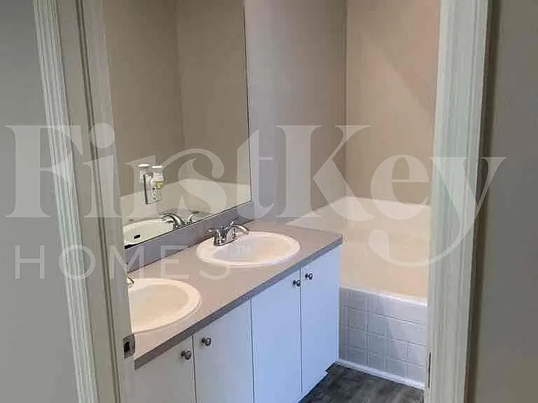 541 Hawthorne Ave S — Photo 9