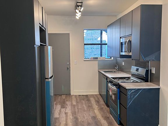 3rd image of 623 N Oakley Blvd #1