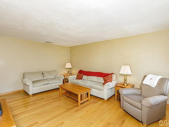3rd image of 244 Kosciusko Ave