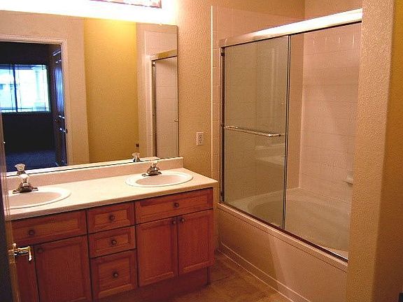 Master bath w/oval tub