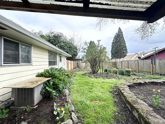 2nd image of 1122 SE Alder St