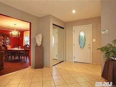 3rd image of 27 Yarmouth Ln