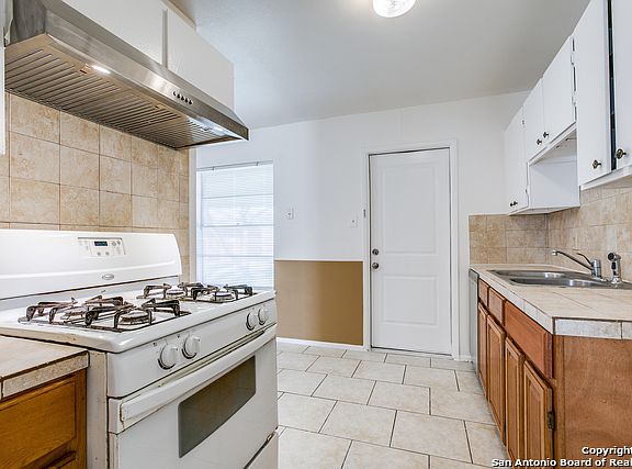 5th image of 8803 Cape Valley St
