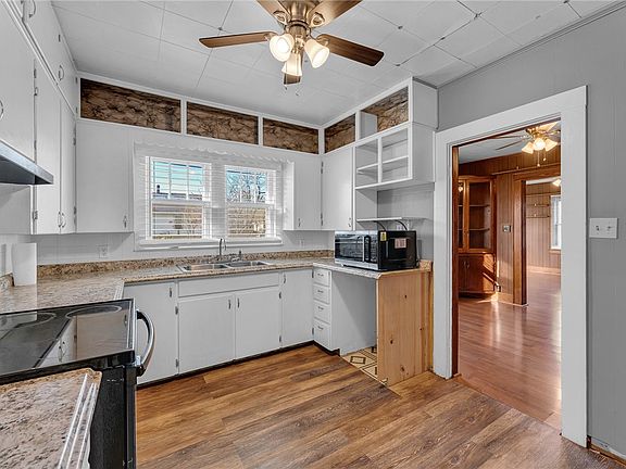 4th image of 302 E College Ave