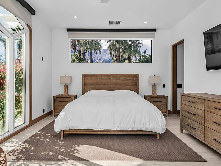 Tamarisk Rd — Photo 9