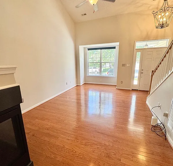 2409 Silver Lake Ter — Photo 4