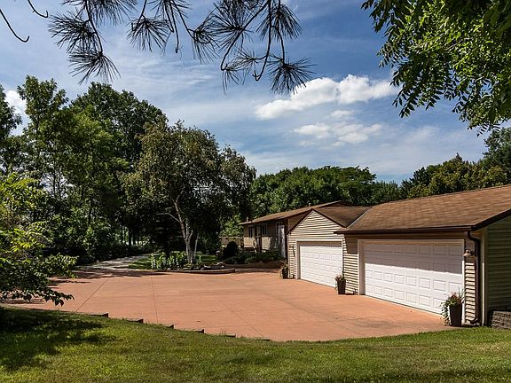 3rd image of 2075 Hilldale Dr E