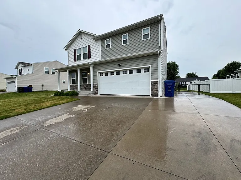 1610 Westport Dr — Photo 2