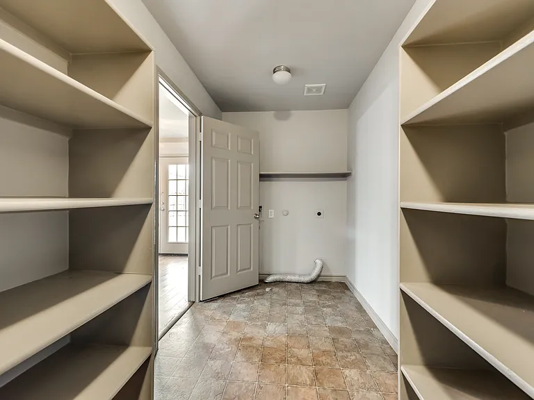 2424 Emerald Ln — Photo 13