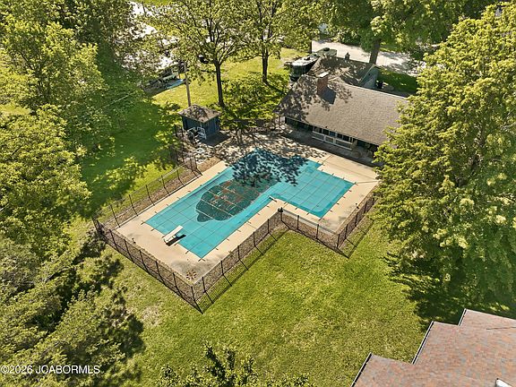 2nd image of 304 W Kelly St
