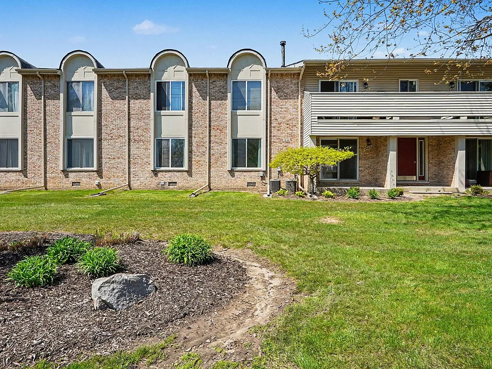 2037 E Franklin Dr
