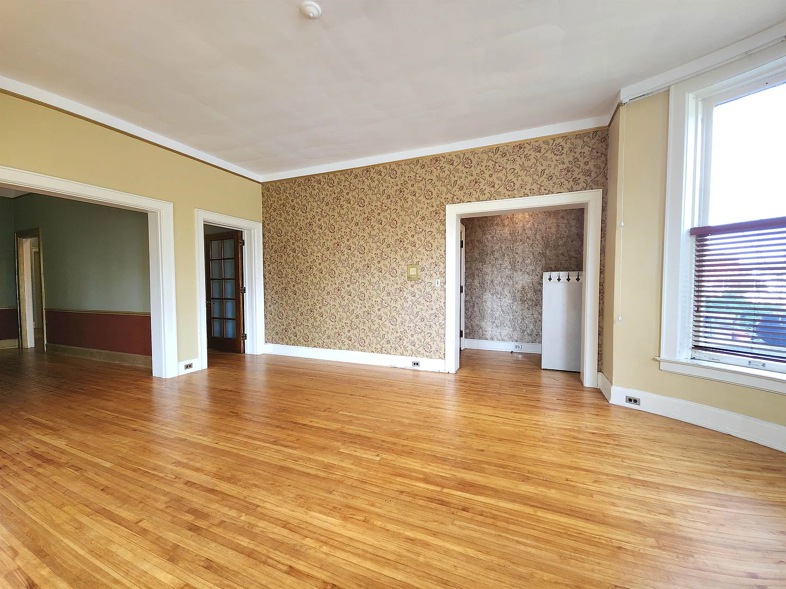 814 Center Ave — Photo 2