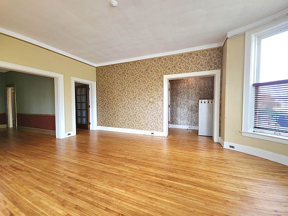 2nd image of 814 Center Ave APT A